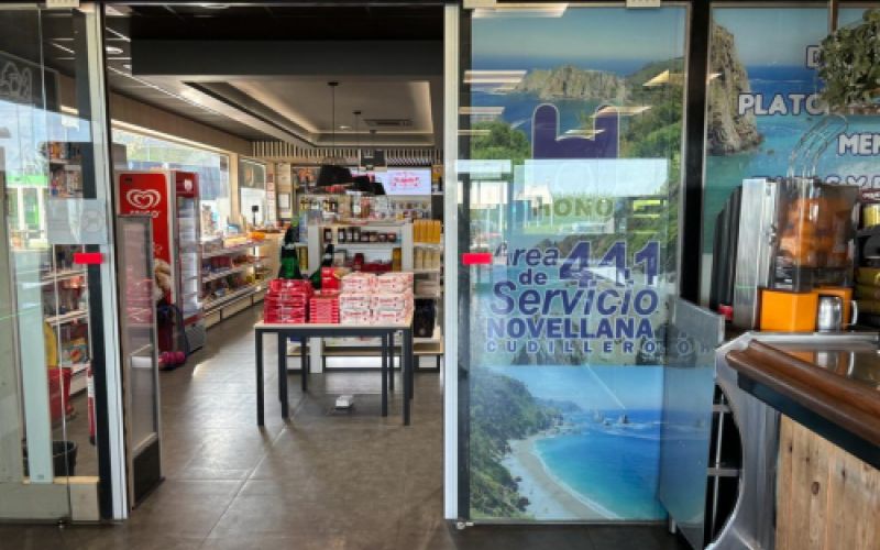 Acceso  a la zona de cafetería restaurante